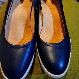 Vionic Slip-On shoe Navy size 8